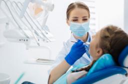 SN: Dentysta z zakazem wykonywania implantów