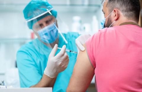 Medyk może stracić pracę za odradzanie pacjentom szczepień przeciwko COVID-19