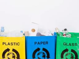 Wojewoda: Górne stawki opłat za odbieranie odpadów trzeba podać brutto