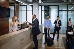 Czy otrzymywanie benefitów przez pracowników od firmy należy opodatkować podatkiem dochodowym?