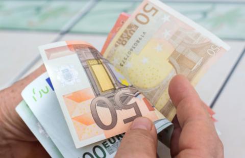 W jaki sposób ustalić różnice kursowe oraz zaliczkę na podatek dochodowy od wynagrodzenia wypłacanego w euro?