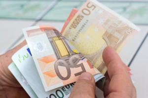 Czy prowadzący sklep internetowy może dla klientów z Austrii wystawiać paragony w euro?