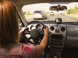 Włoski sąd: prowadząc samochód można podrapać się w ucho