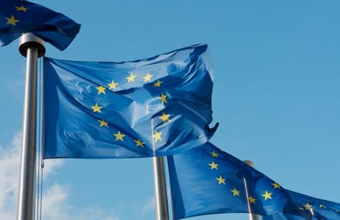 UE konsultuje zmiany w dot. otwartego internetu i roamingu