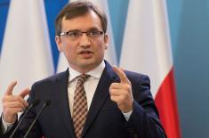 Zbigniew Ziobro broni zatrzymanych za dewastację nagrobka