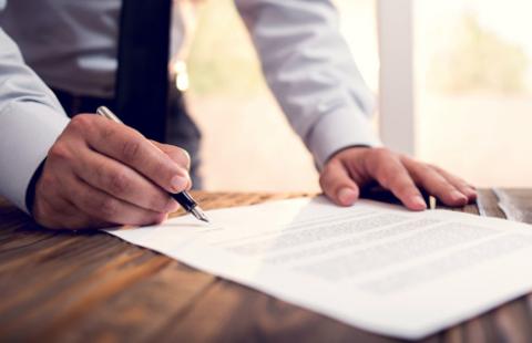 Ustnie, pisemnie, czy u notariusza? Forma umowy jest istotna