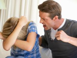 Psycholog: od przemocy domowej można się uwolnić