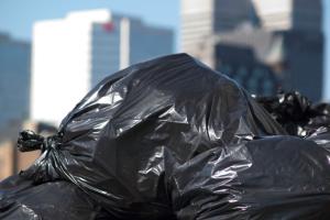 Nakaz podpisywania worków ze śmieciami może naruszać prawo