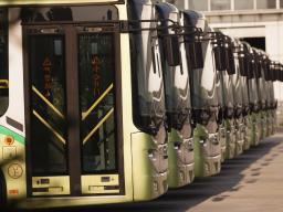 Nowoczesne autobusy i inwestycje w OZE to sposób Warszawy na poprawę jakości powietrza