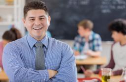 Jak zawrzeć umowę o pracę na czas określony z nauczycielem w trakcie roku szkolnego?