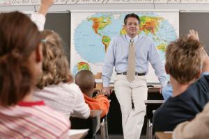 Czy nauczycielka nabędzie prawo do dodatkowego wynagrodzenia rocznego?
