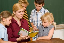 Czy można wypowiedzieć stosunek pracy nauczycielowi przebywającemu na urlopie macierzyńskim w związku ze zmianami organizacyjnymi w szkole?