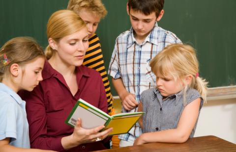 Czy można wypowiedzieć stosunek pracy nauczycielowi przebywającemu na urlopie macierzyńskim w związku ze zmianami organizacyjnymi w szkole?