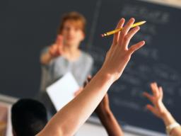 ZNP chce ustalenia pensji minimalnej asystenta nauczyciela