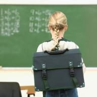 Badania: 52 proc. uczniów w podstawówce nosi zbyt ciężki plecak