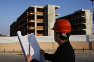 Czy wykonawcy prowadzący budowę domu jednorodzinnego, muszą posiadać kwalifikacje zawodowe?