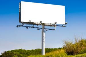 Odległość billboardów od granicy działki uregulowana nie tylko w prawie miejscowym