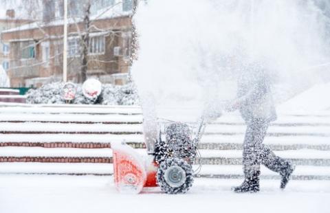 W zimie zarządca nieruchomości odśnieża nie tylko chodnik, ale i dach