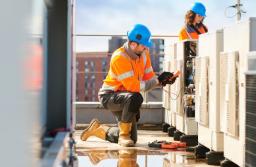Ogłoszenie dotyczące bezpieczeństwa pracy i ochrony zdrowia na budowie umieszcza kierownik budowy
