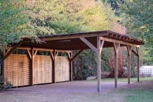 Czy odeskowaną wiatę należy uznać za budynek?