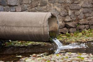 Kto jest właścicielem wylotu kanalizacji deszczowej, jeżeli przebiega ona przez kilka działek, a każda z nich ma innego właściciela?