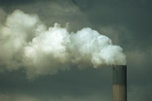 Aktywiści Greenpeace weszli na komin elektrowni Turów