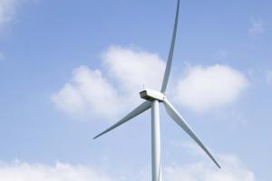 W.Brytania: morskich farm wiatrowych przybywa szybciej niż lądowych