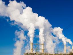 Spór o rezerwę pozwoleń na emisję CO2: KE przekonuje, przemysł krytykuje