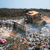 Kto powinien usunąć odpady znajdujące się na terenie, którego właścicielem jest gmina?