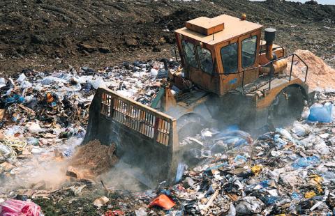 Kto powinien usunąć odpady znajdujące się na terenie, którego właścicielem jest gmina?