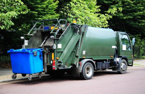 Jakie sankcje organ może nałożyć na podmiot odbierający odpady komunalne, który nieregularnie opróżnia śmieciarkę?