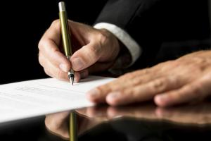 UOKiK: notarialny nakaz zapłaty może naruszać Konstytucję