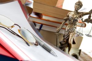Stawki minimalne dla adwokatów i radców o połowę niższe