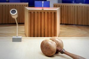 Opolskie: poseł zerwał w sądzie plakat z uchwałą sędziów