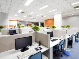 W pomieszczeniach biurowych należy zapewnić pracownikom odpowiednią powierzchnię stanowiska pracy