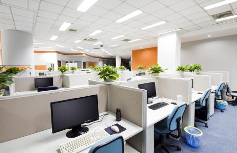 W pomieszczeniach biurowych należy zapewnić pracownikom odpowiednią powierzchnię stanowiska pracy