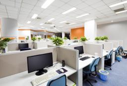Otwarte przestrzenie biurowe zwiększają narażenie na hałas
