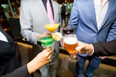 Toast na pożegnanie współpracowników nie uzasadnia „dyscyplinarki”