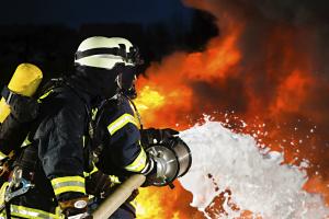 Pożar składu papieru w fabryce w Oławie