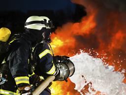 Pożar składu papieru w fabryce w Oławie