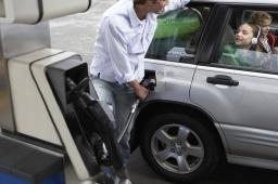 Czy stacja paliw musi zapewnić rękawice ochronne dla klientów do tankowania gazem LPG?