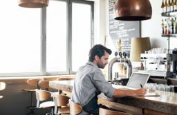 Jak powinny być rozliczone napiwki, co do których goście proszą, aby były dodane go faktury za usługę gastronomiczną bądź do paragonu fiskalnego i czy napiwki stanowią przychód pracowników?