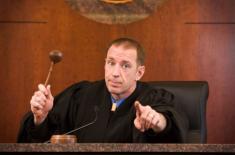 Czy od kwoty zasądzonej wyrokiem należy obliczyć i odprowadzić zaliczkę na podatek dochodowy od osób fizycznych?