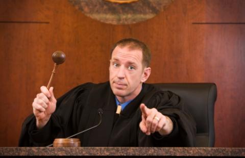 Czy od kwoty zasądzonej wyrokiem należy obliczyć i odprowadzić zaliczkę na podatek dochodowy od osób fizycznych?