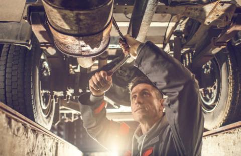 Czy świadczenie usług polegających na montażu instalacji gazowych i klimatyzacyjnych w samochodach wyłącza możliwość stosowania karty podatkowej?