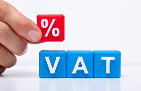 Z jaka stawką VAT należy fakturować odsprzedaż przemiału (regranulatu) z tworzyw sztucznych (polistyren)?