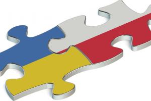 Jak rozliczyć w VAT sprzedaż dla odbiorcy z Ukrainy, jeśli towar został przemieszczony między Polską a Węgrami?