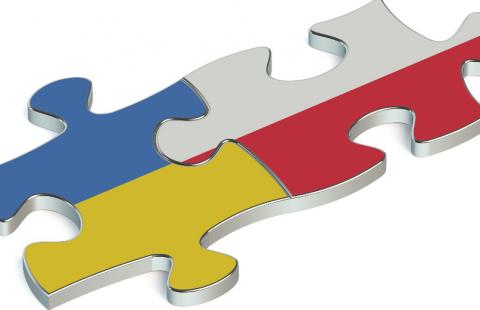 Jak rozliczyć w VAT sprzedaż dla odbiorcy z Ukrainy, jeśli towar został przemieszczony między Polską a Węgrami?