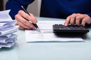 W jaki sposób powinno wypełnić CIT-8 stowarzyszenie, które część dochodów przeznacza na cele nieobjęte zwolnieniem?