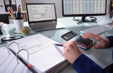 Jak przeliczyć pozycje rachunku zysków i strat zagranicznej jednostki zależnej na wartości wyrażone w walucie prezentacyjnej skonsolidowanego sprawozdania finansowego?